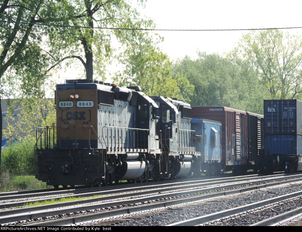 CSX 8840 on Y133